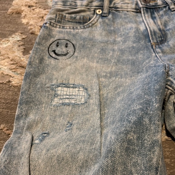 Trendy Light Wash Jeans with Patches - Picture 2 of 9